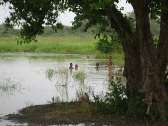 03 Enfants Qui Se Baignent A Moalo